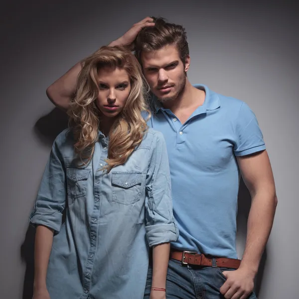 Man with hand in his hair leaning against girlfriend — Stock Photo, Image