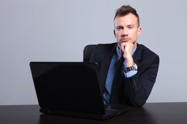 dalgın iş adamı laptop