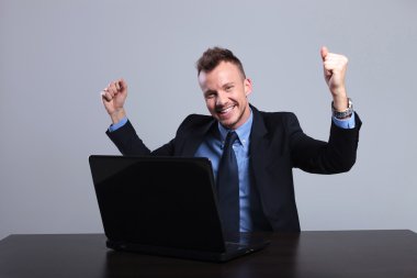 iş adam alkış de laptop