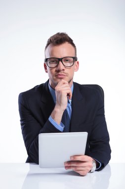 dalgın iş adamı ile tablet