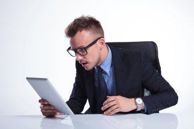 iş adamı tablet şok görünüyor