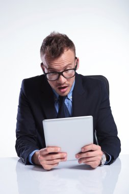 iş adamı onun tablet şaşırtıcı görünüyor