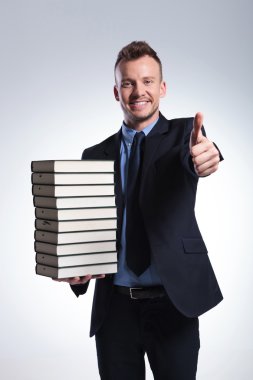 pek çok kitap ile iş adamı ok gösterir