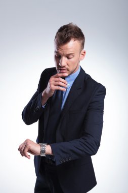 iş adamı saatine bakar