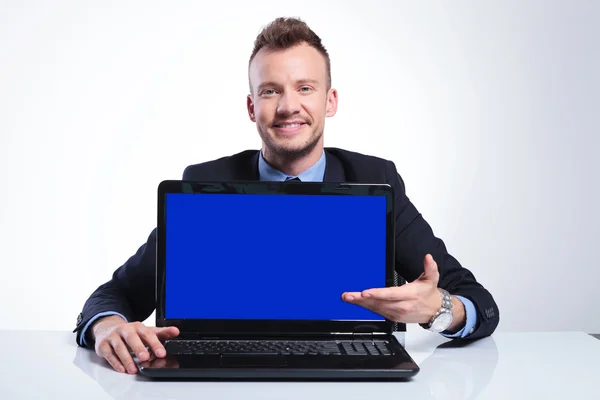 Ο άνθρωπος των επιχειρήσεων παρουσιάζει το laptop — Φωτογραφία Αρχείου