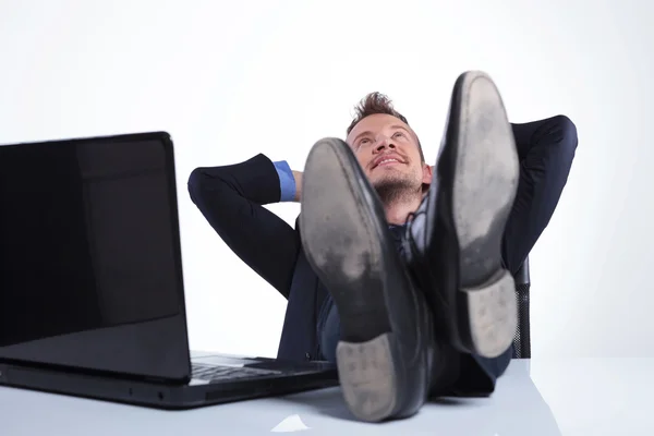 Homem de negócios relaxa no laptop — Fotografia de Stock