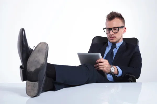 Serious business man reads his emails — Stock Photo, Image