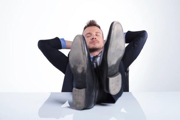 бизнесмен спит в офисе
