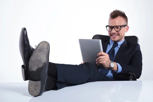 Relaxed business man reads on tablet — Stock Photo, Image