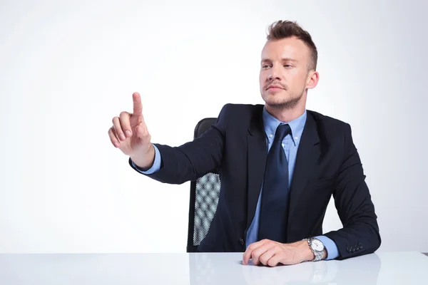 Geschäftsmann drückt imaginären Knopf — Stockfoto