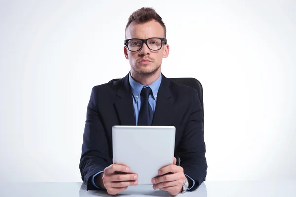 Serious business man with tablet — Stock Photo, Image