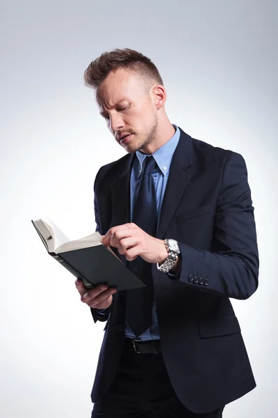 Zakenman leest een boek — Stockfoto