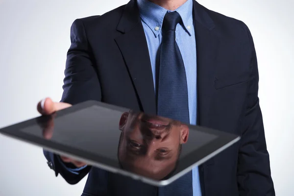 Homem de negócios reflexão sobre tablet — Fotografia de Stock