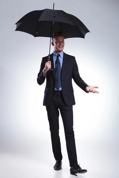 Homem de negócios sorri para você com guarda-chuva — Fotografia de Stock