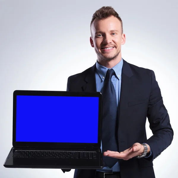 Homem de negócios apresenta seu laptop — Fotografia de Stock