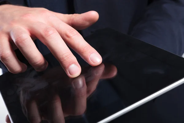 Hombres de negocios dedos en la tableta — Foto de Stock