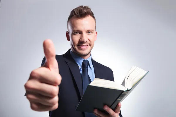 Business man recommends reading — Stock Photo, Image
