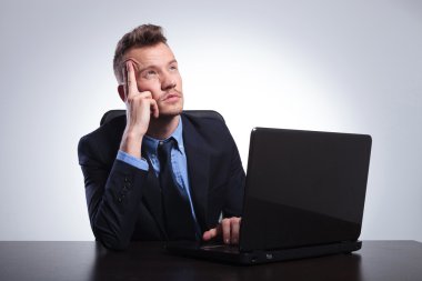 iş adamı laptop olduğunu düşünüyor.