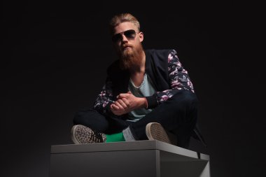 stüdyoda sakallı adam oturur