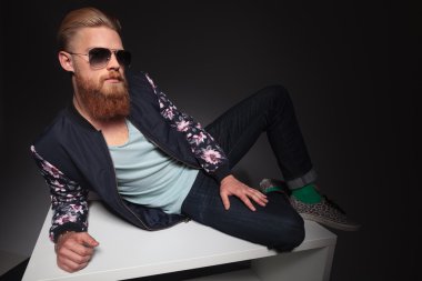 sakallı adam studio tablo üzerinde döşeme