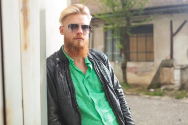 Sana bakmak genç sakallı adam