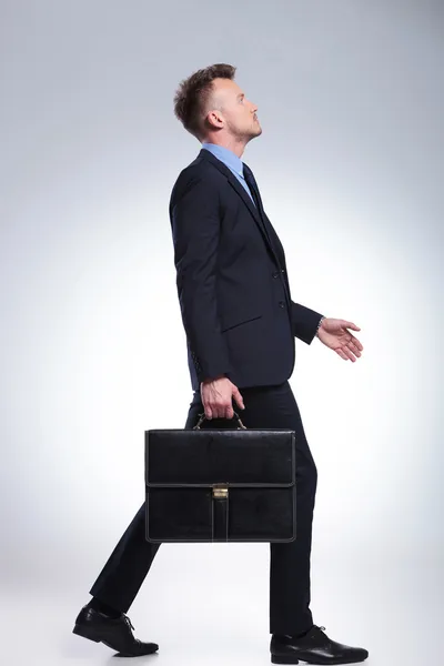 Hombre de negocios caminando con maletín — Foto de Stock