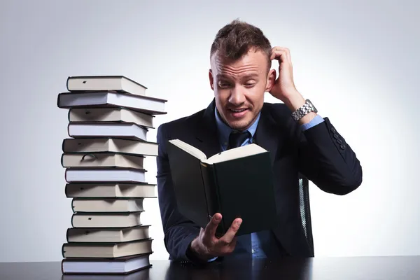 Business man doesn't understand book — Stock Photo, Image