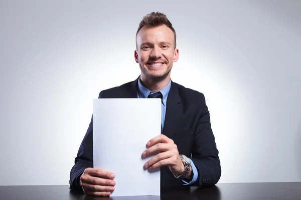 Uomo d'affari sorride in possesso di documenti — Foto Stock