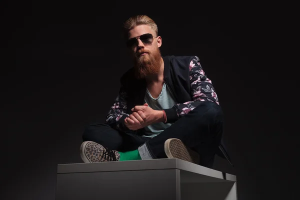 턱수염이 난된 남자는 스튜디오에 앉아 — 스톡 사진