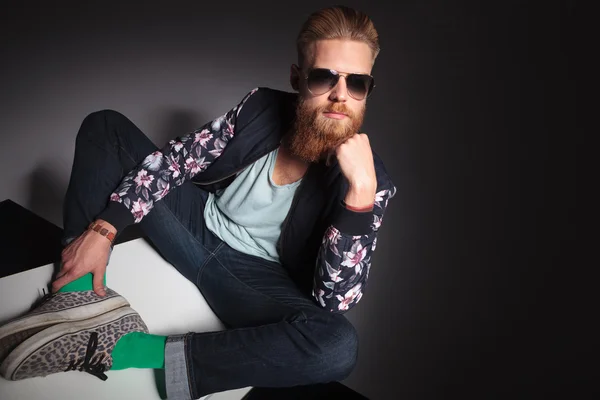 Bearded man with hand on chin — Stock Photo, Image