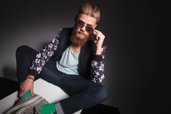 Hombre barbudo con la mano en gafas — Foto de Stock