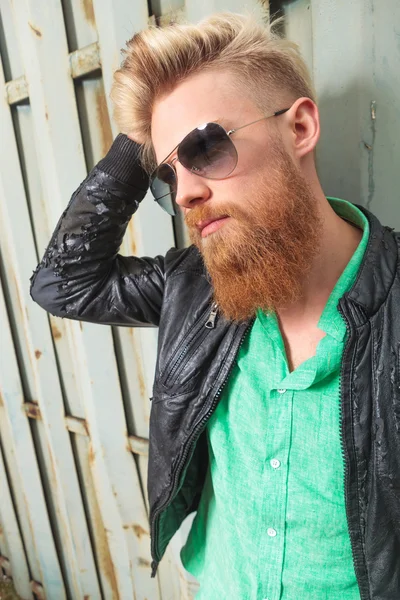 Крупным планом молодого бородатого человека — стоковое фото
