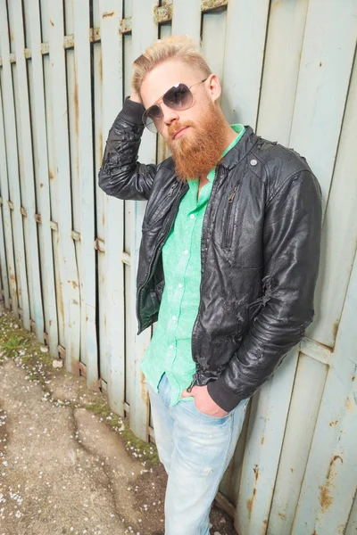 Young bearded man arranges his hair — Stock Photo, Image