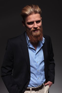 Senin için iş adam gülümsüyor sakallı