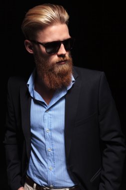 Sakallı iş adamı sol görünüyor