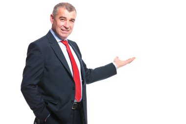 bir şeyler sunan iş adamı