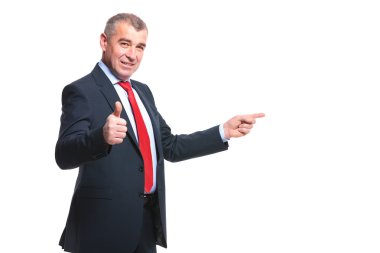 iş adamı tarafına işaret eder ve onaylar