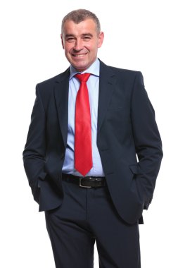 Elleri ceplerinde iş adamı