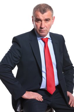 sandalyede oturan ciddi iş adamı