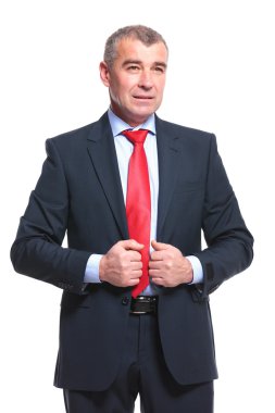 iş adamı ellerini cekette tutar.