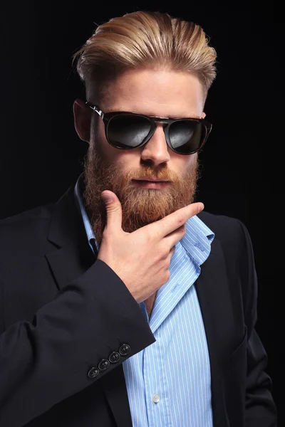 Bearded business man with hand at chin — Stock Photo, Image