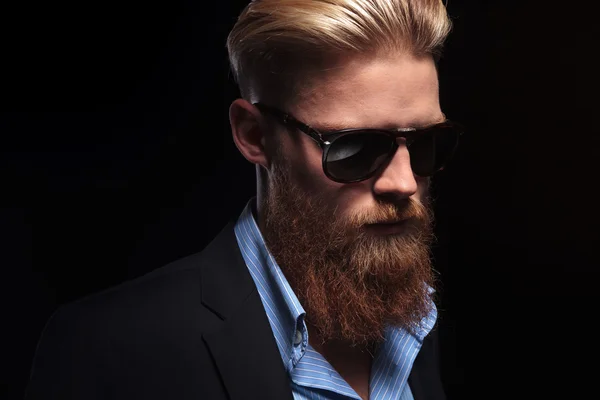 Bearded business man looks down — Stock Photo, Image
