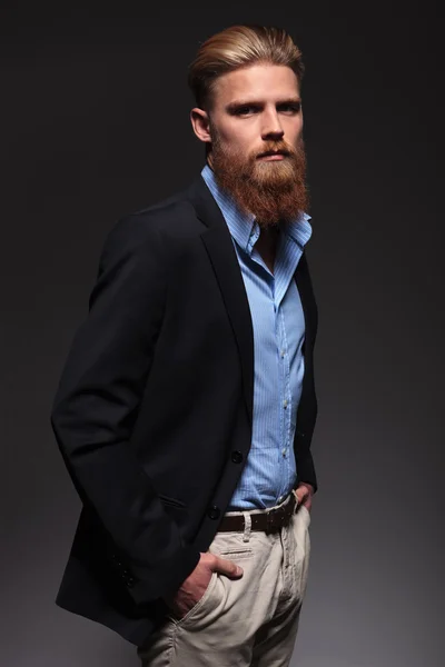 Retrato de un hombre de negocios barbudo serio — Foto de Stock