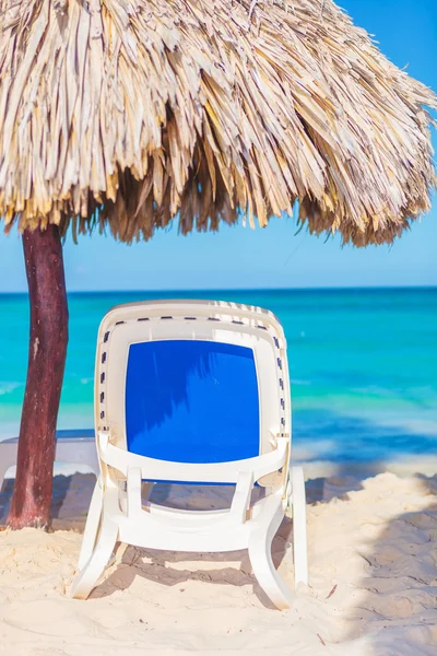 Silla de playa y sombrilla en la playa — Foto de Stock