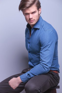 Genç ciddi zarif adam poz 