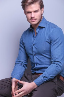 rahat rahat delikanlı bir sandalyede oturuyor