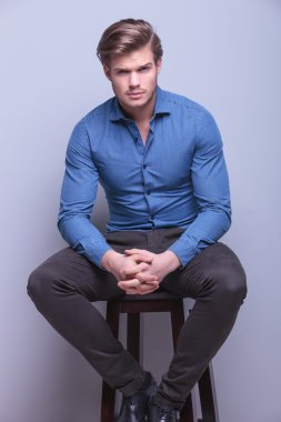 ciddi genç moda adam oturuyor
