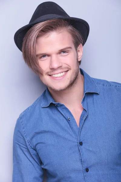 Boldog fiatalember visel kalapot mosolyog — Stock Fotó