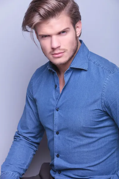 Portret van een sexy jongeman in blauw shirt — Stockfoto