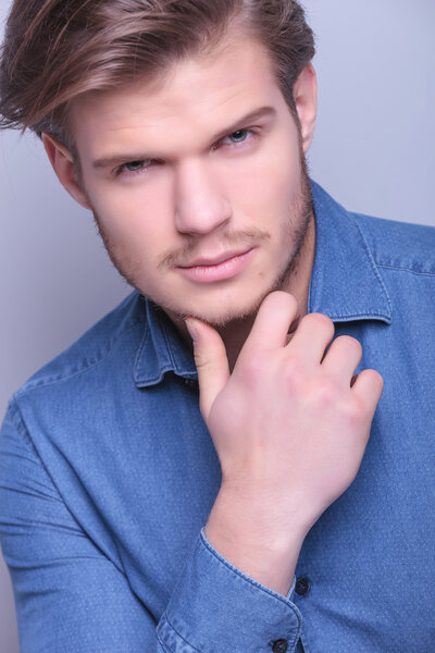 Портрет молодого человека, улыбающегося крупным планом
